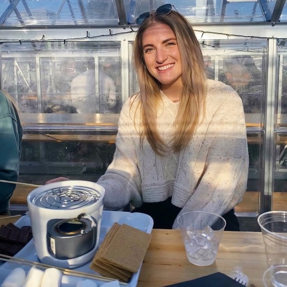 Profile Picture of Elizabeth Whitcher (@liz_whitcher) on Poshmark