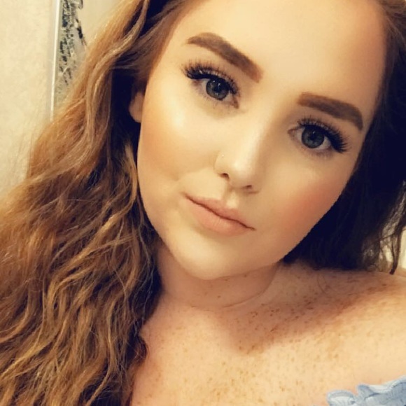 Profile Picture of Jessica Nickeson (@jessicanickeson) on Poshmark