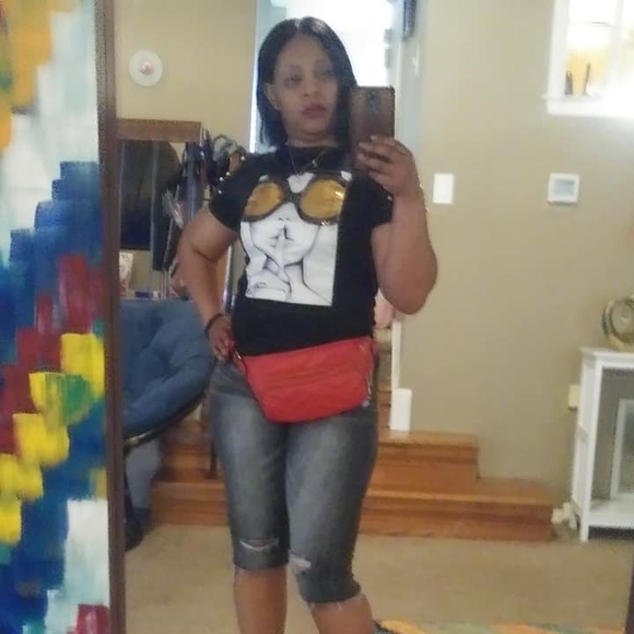 Profile Picture of Michelle Tinker (@ptrettychelly) on Poshmark