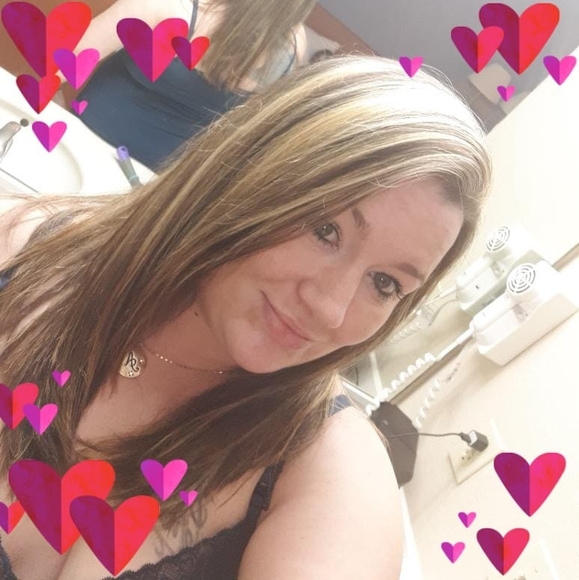 Profile Picture of Ariel Barnes (@arielkbarnes817) on Poshmark