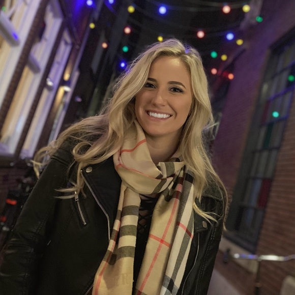 Profile Picture of Jenna Goscha (@goschaj2) on Poshmark