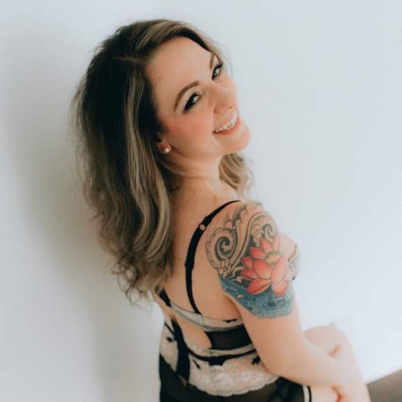Profile Picture of Jenn Navin (@jaynavz) on Poshmark