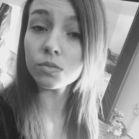 Profile Picture of Alex Coates (@lex_coates_16) on Poshmark