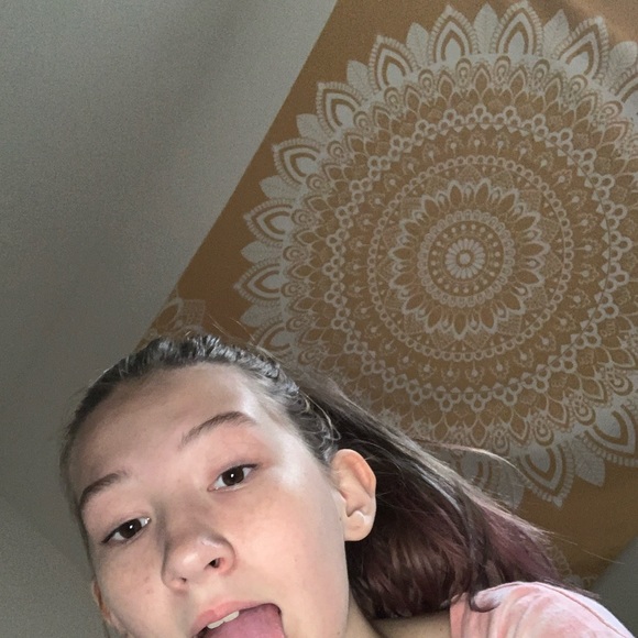 Profile Picture of Nevaeh Schuebel (@nevaehschuebel) on Poshmark