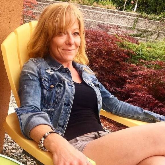 Profile Picture of Carolyne Seabourne (@cseabourne) on Poshmark