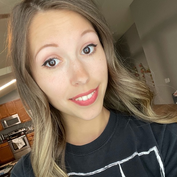 Brooke Knase - Poshmark Profile Picture of Brooke Knase (@brookeknase) on Poshmark