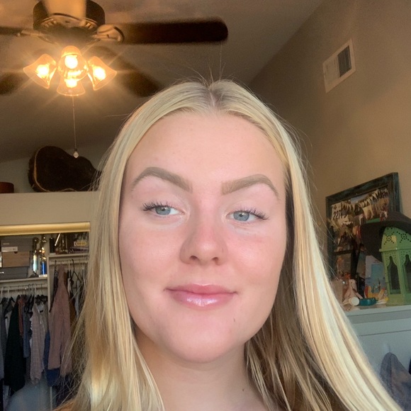 Profile Picture of Abby Knipscheer (@abbyknipscheer) on Poshmark