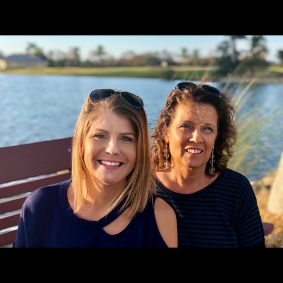 Profile Picture of Robin Dertouzos (@robindertouzos) on Poshmark