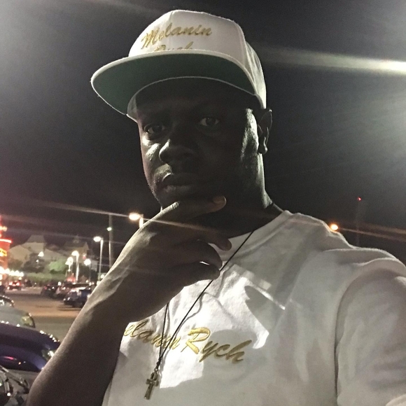 Profile Picture of Shawn Mcleod (@mrrogerstatus) on Poshmark