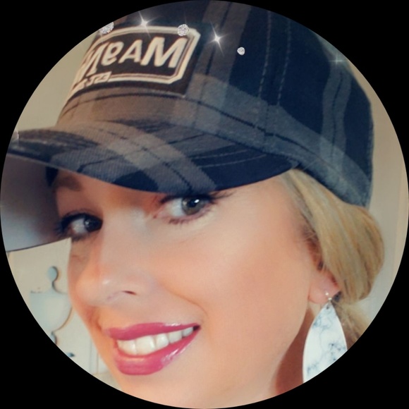 Profile Picture of Heather Pekarek (@heatherpekarek) on Poshmark