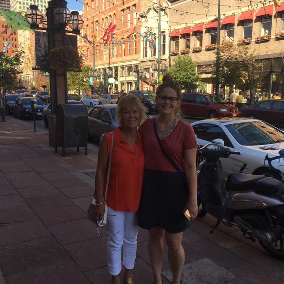 Profile Picture of Lindsay Creswell (@lindscres) on Poshmark