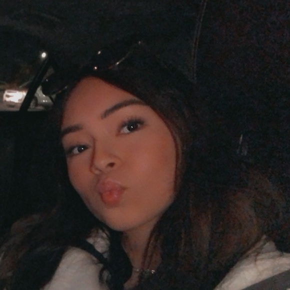 Profile Picture of Iris Garcia (@irisg1525) on Poshmark