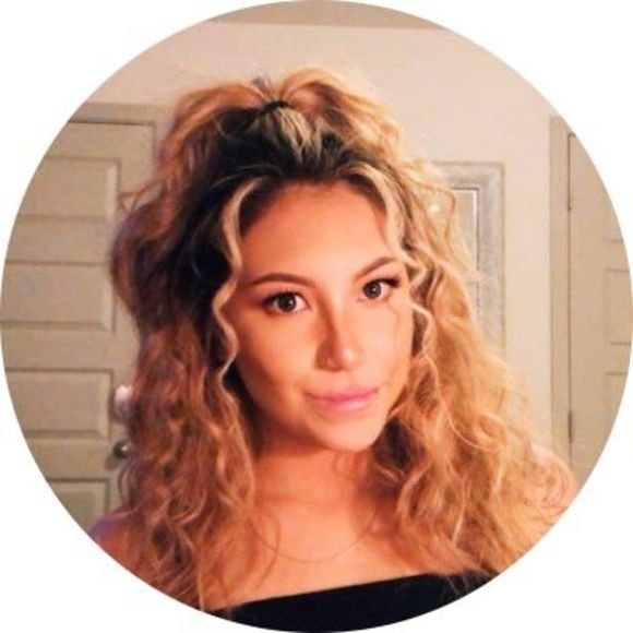 Profile Picture of Ashtyn Ishcomer (@ishc1999) on Poshmark