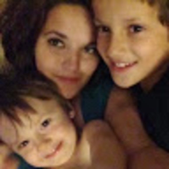 Profile Picture of Loretta Sanchez (@lorettasanchzwv) on Poshmark