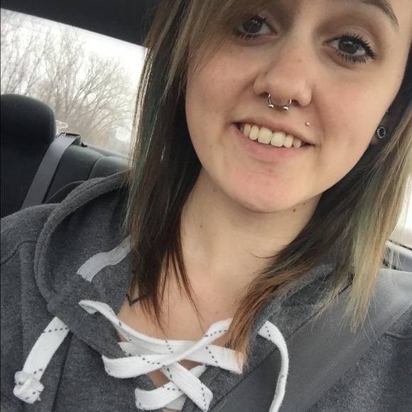 Profile Picture of Leanza Deopere (@leanza02) on Poshmark