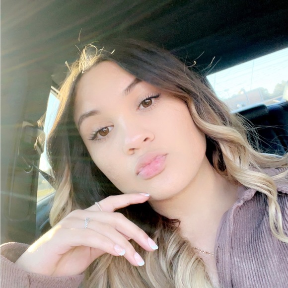 Profile Picture of Melissa Aparisio (@melissaaparisio) on Poshmark