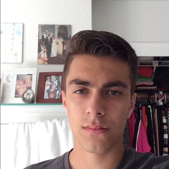 Profile Picture of Steven Compoginis (@stevencomp123) on Poshmark