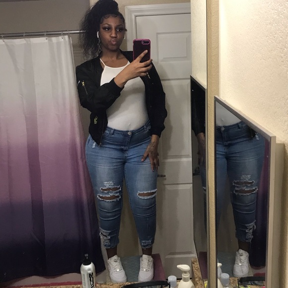 Profile Picture of Anaya Wolfe (@anayaa_381) on Poshmark