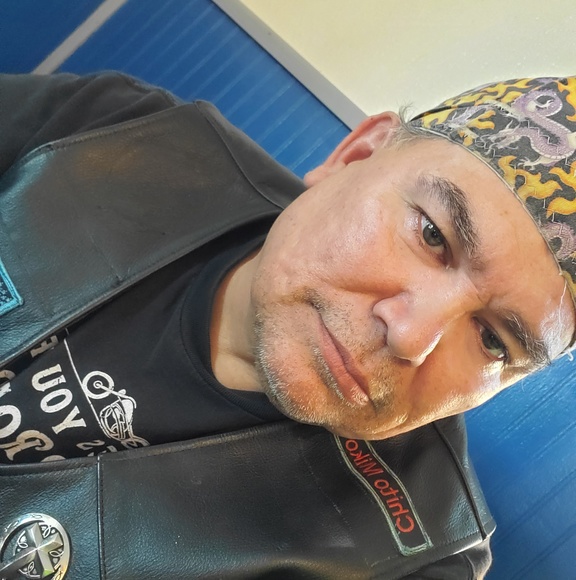 Profile Picture of Robert Sutton (@robertsutton444) on Poshmark