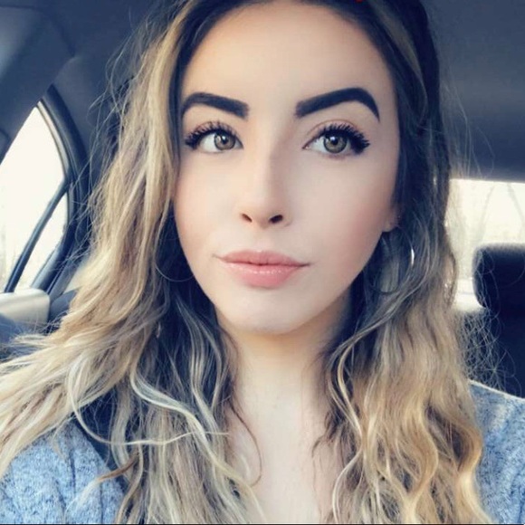 Profile Picture of Brianna Behrens (@bribehrens) on Poshmark