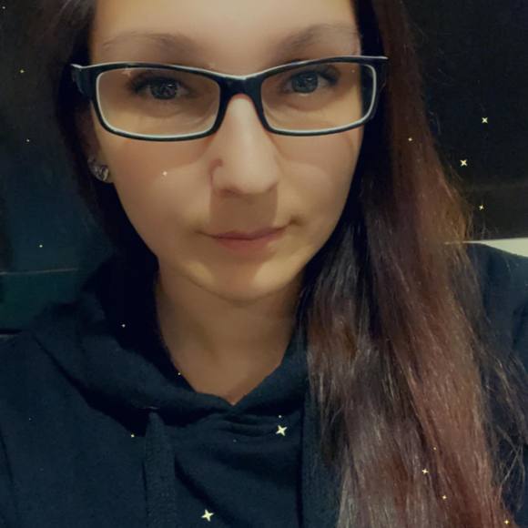 Profile Picture of Amanda Scott (@cute_gal_02) on Poshmark
