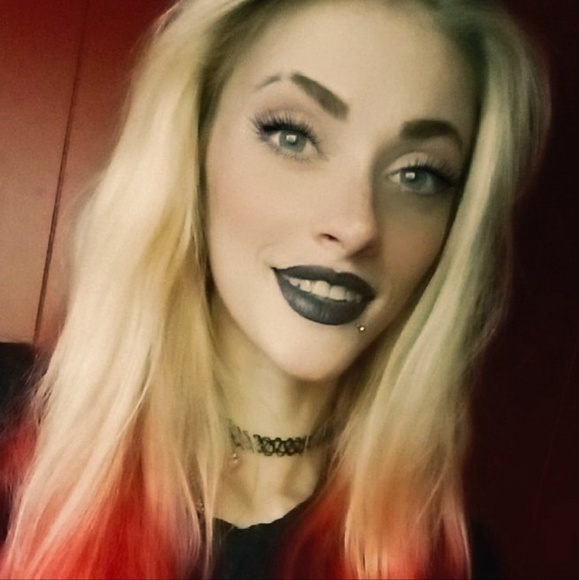 Profile Picture of Tabitha Herrington (@therrington2121) on Poshmark