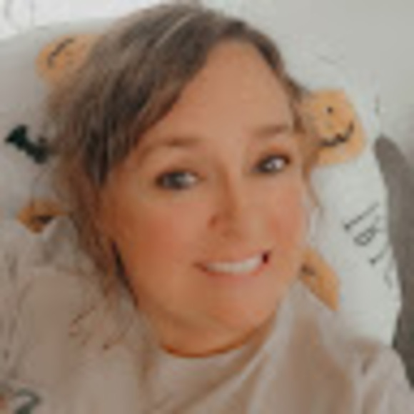 Profile Picture of Christina Obrien (@gigglebox2469) on Poshmark