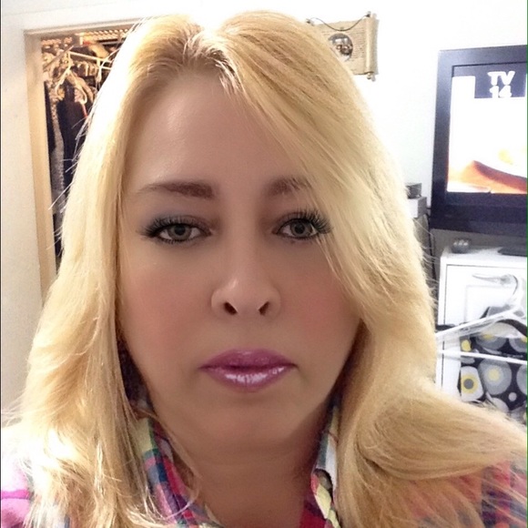 Profile Picture of Isabel Delgado (@quebellavida) on Poshmark