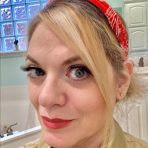 Profile Picture of Julia Leahy (@julialeahy700) on Poshmark