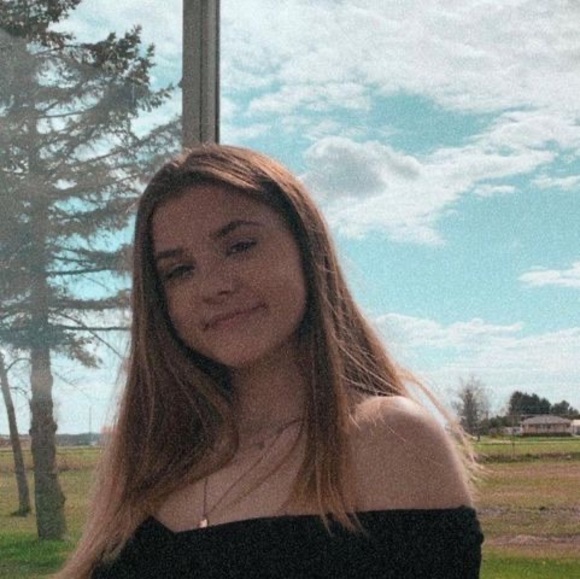 Profile Picture of Loralee Durrer (@loraleedurrer) on Poshmark