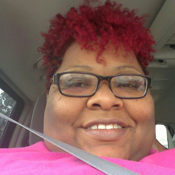 Profile Picture of Tabatha Yates (@elginia78) on Poshmark