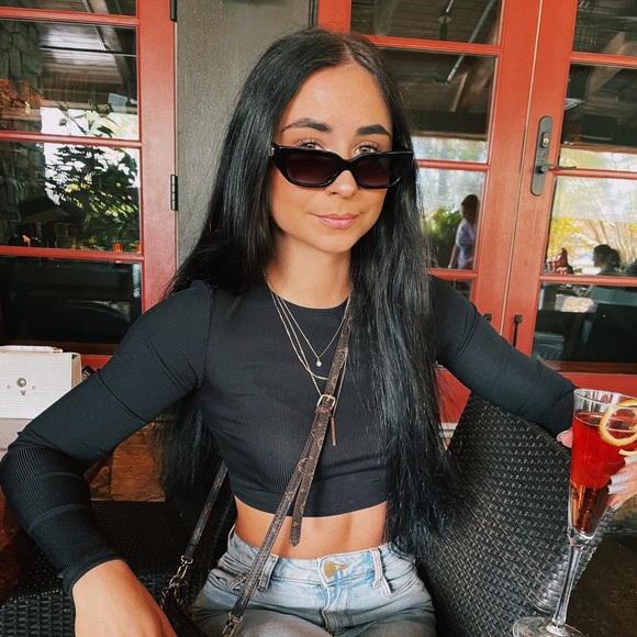 Profile Picture of Alyssa Arnieri (@lyssaanne) on Poshmark