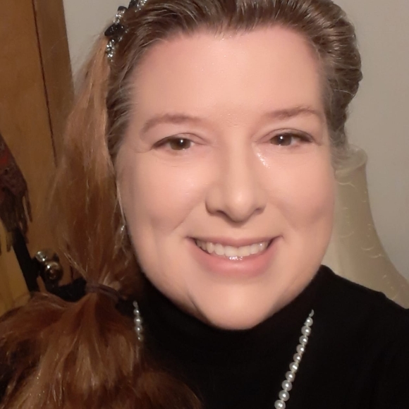 Profile Picture of Tracy Schneider (@tracyschneid828) on Poshmark