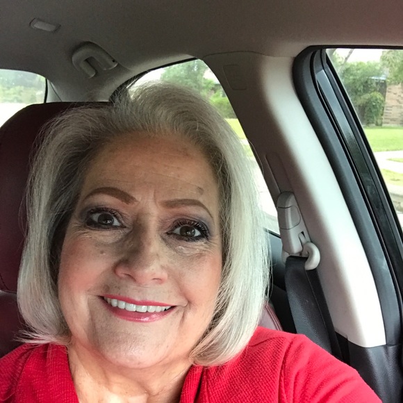 Profile Picture of Cynthia Friedemann (@cfriedemann) on Poshmark