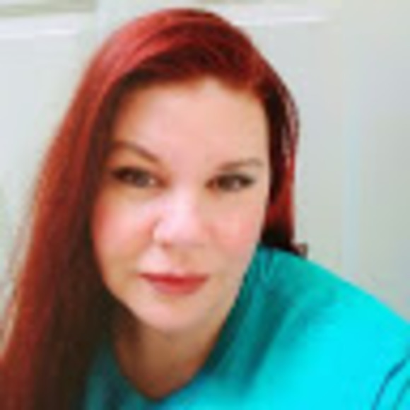 Profile Picture of Lorenda Oleinik (@lfoleyoleinik) on Poshmark