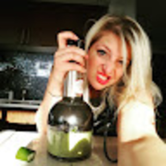 Profile Picture of Jaclynn Bartels (@jaclynnbartels) on Poshmark