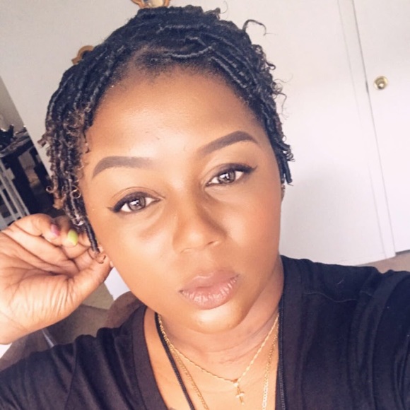 Profile Picture of Curlz gone Wild (@curlzgonewild4) on Poshmark