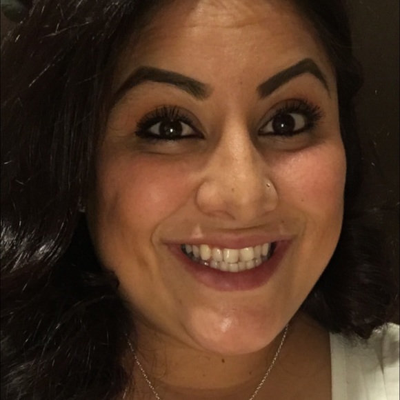 Profile Picture of Maria Fonseca (@bk_booutique) on Poshmark