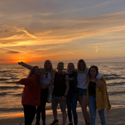 Profile Picture of Jess Glen (@jessvglen) on Twitter