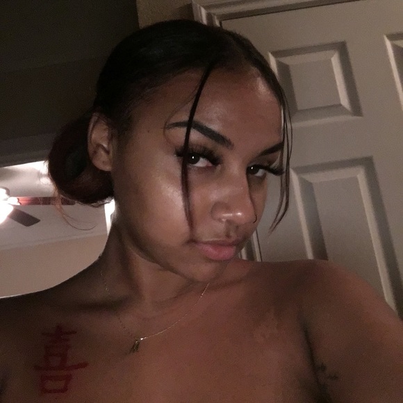 Profile Picture of Makayla Idlebird (@kaylaaashleyy) on Poshmark