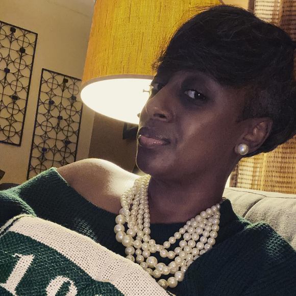 Profile Picture of Shelly Hicks (@ellymba) on Poshmark