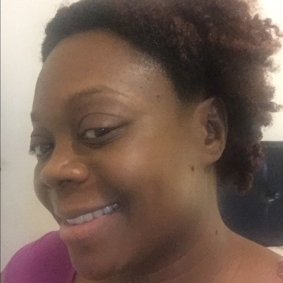 Profile Picture of Lulinda Grinaway (@lgrinaway) on Poshmark