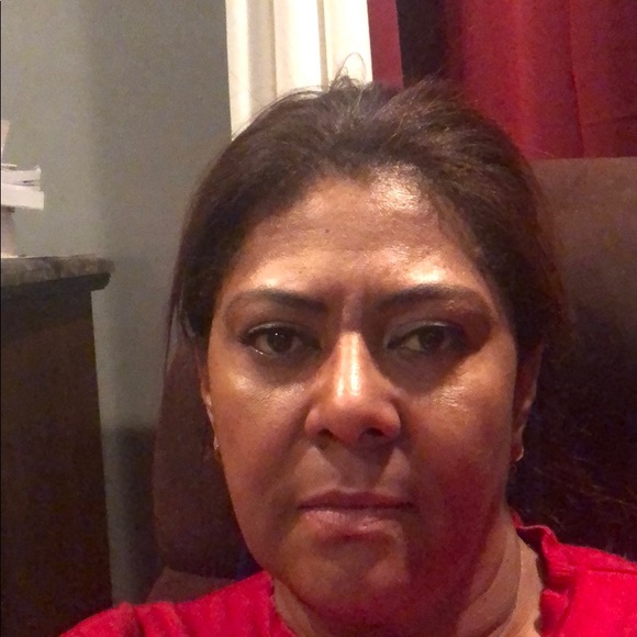 Profile Picture of Luz Santana (@lsantana1212) on Poshmark