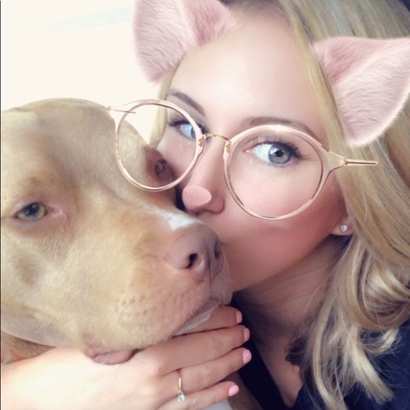 Profile Picture of Danielle Connolly (@daniconnolly126) on Poshmark