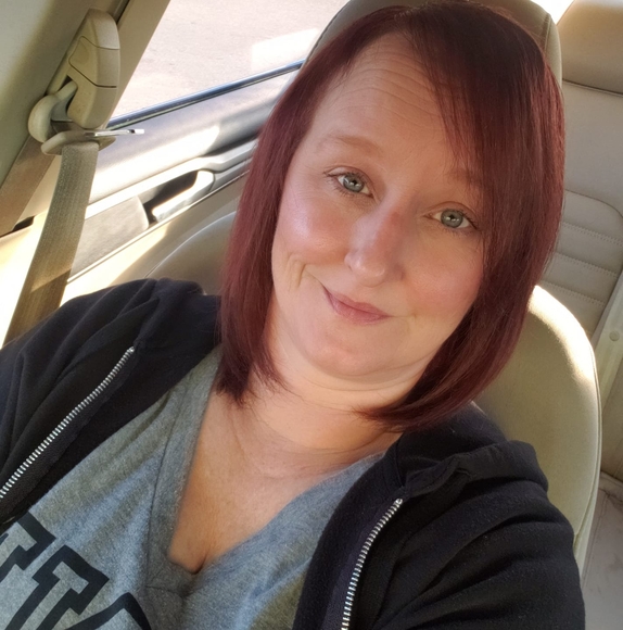 Profile Picture of Alecia Hart (@saleciahart) on Poshmark