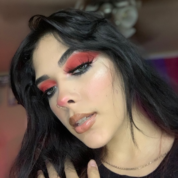 Profile Picture of Samantha Bernhardt (@samanthabernhar) on Poshmark