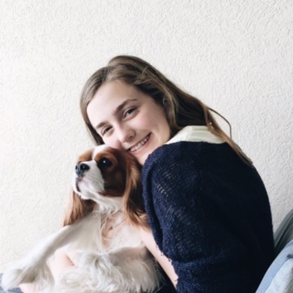 Profile Picture of Anna Varnon (@annabvarnon) on Poshmark