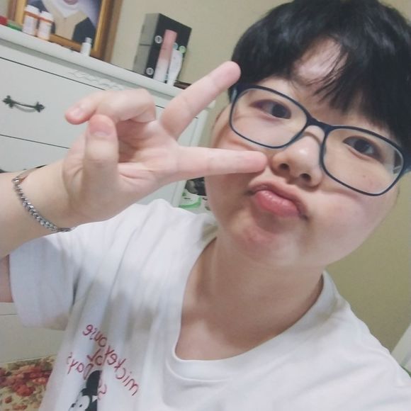 Profile Picture of Jay Jung (@heyhojay) on Poshmark