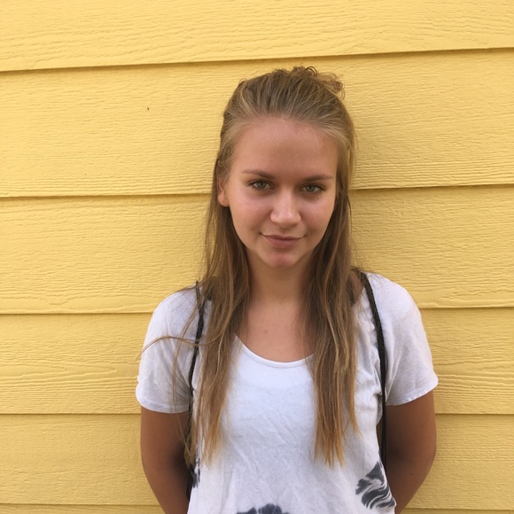 Profile Picture of Ainsley Newhook (@ainsleyn) on Poshmark