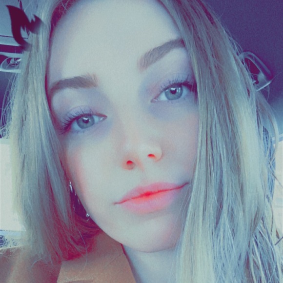 Profile Picture of Cindy Schneider (@cidbabe10) on Poshmark